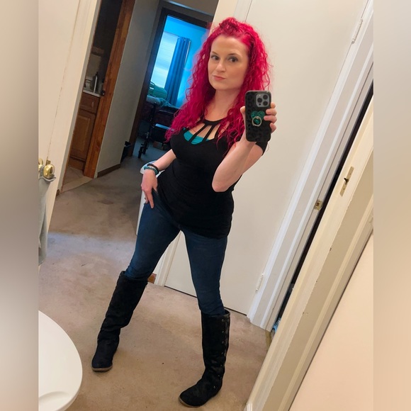 Jersey Girl Selling Off the Excess from Her Closet - Picture 5 of 6